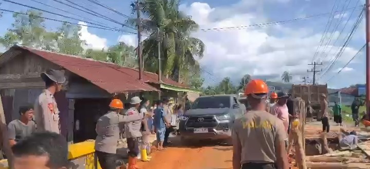 Polri Gerak Cepat Perbaiki Jembatan Pandan, Akses Utama Warga Tapteng Ditargetkan Segera Pulih