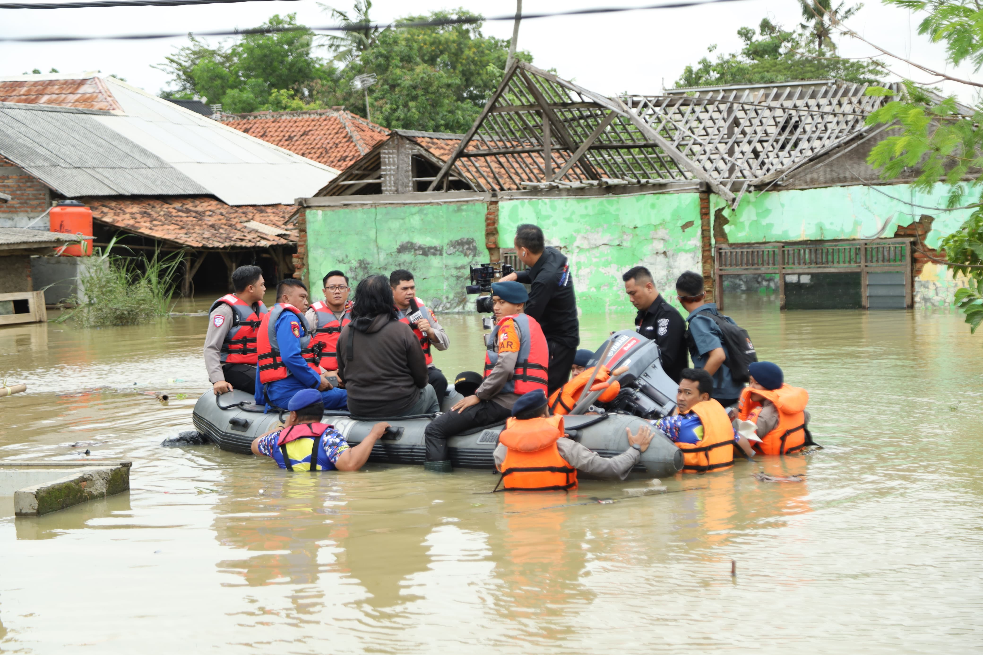 Antisipasi Pencurian Rumah Yang Ditinggalkan Warga,  Serta Konsleting Listrik Saat Banjir, Polda Jabar Terus Intensifkan Patroli  di Karangligar Karawang