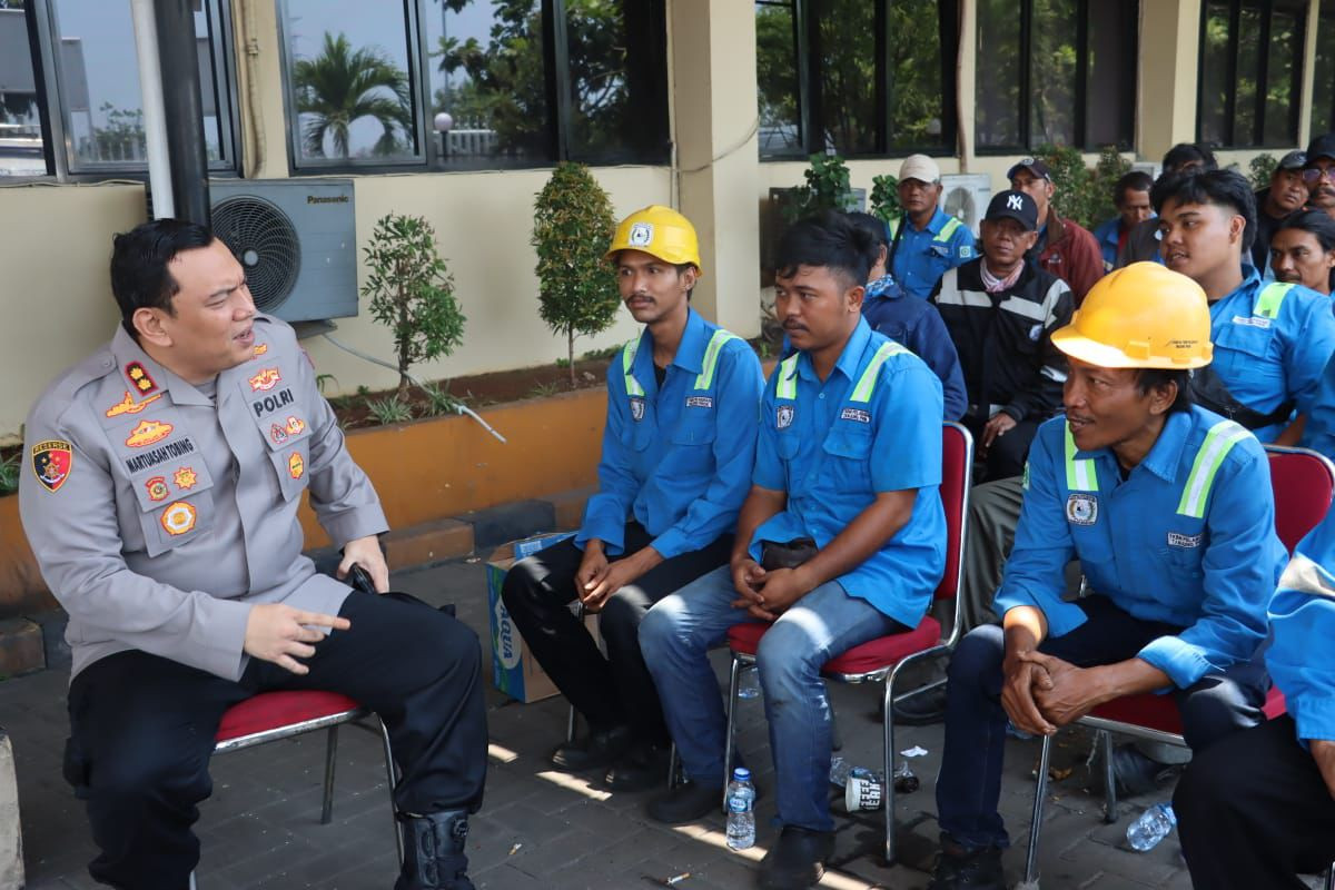 Kapolres Priok, Dengar Curhatan Buruh TKBM lewat Ngopi Kamtibmas