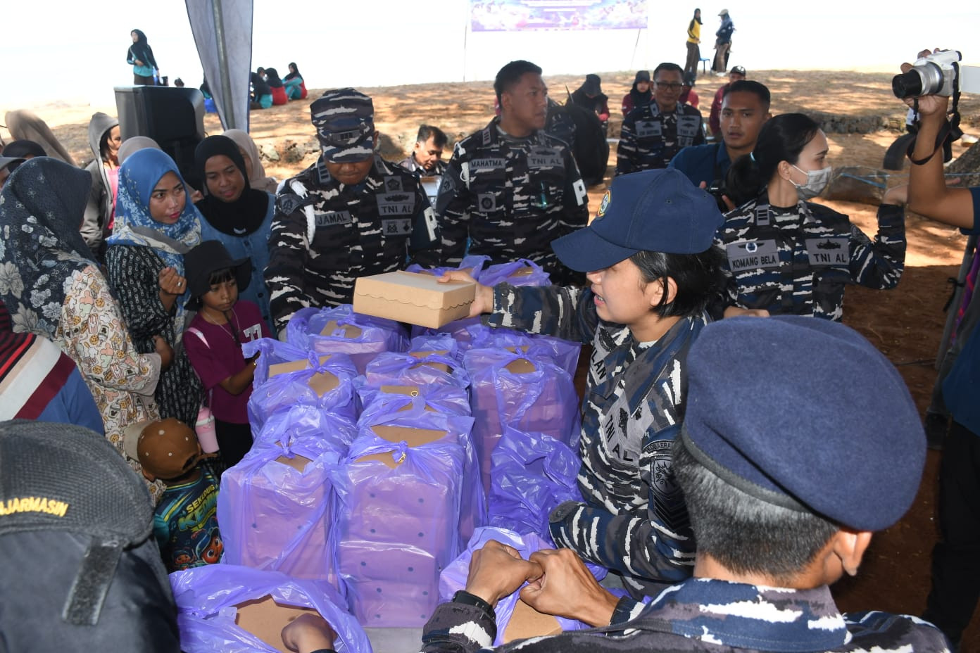 Sambut Hari Jadi Ke-81 TNI AL, Lanal Banjarmasin Gelar Aksi Aku Cinta Laut di Pantai Tabanio