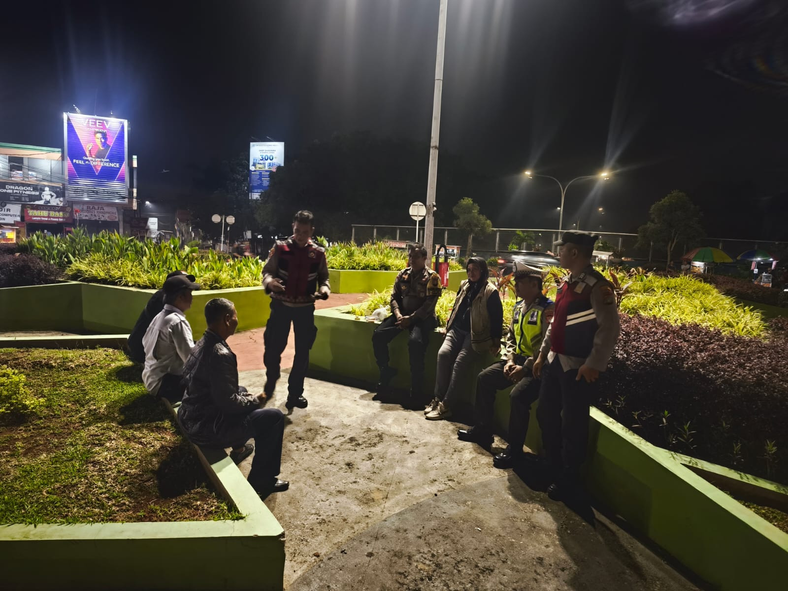 Cegah Kejahatan Dini Hari, Polsek Pondok Gede Gelar Patroli Gabungan di Bundaran Kecapi