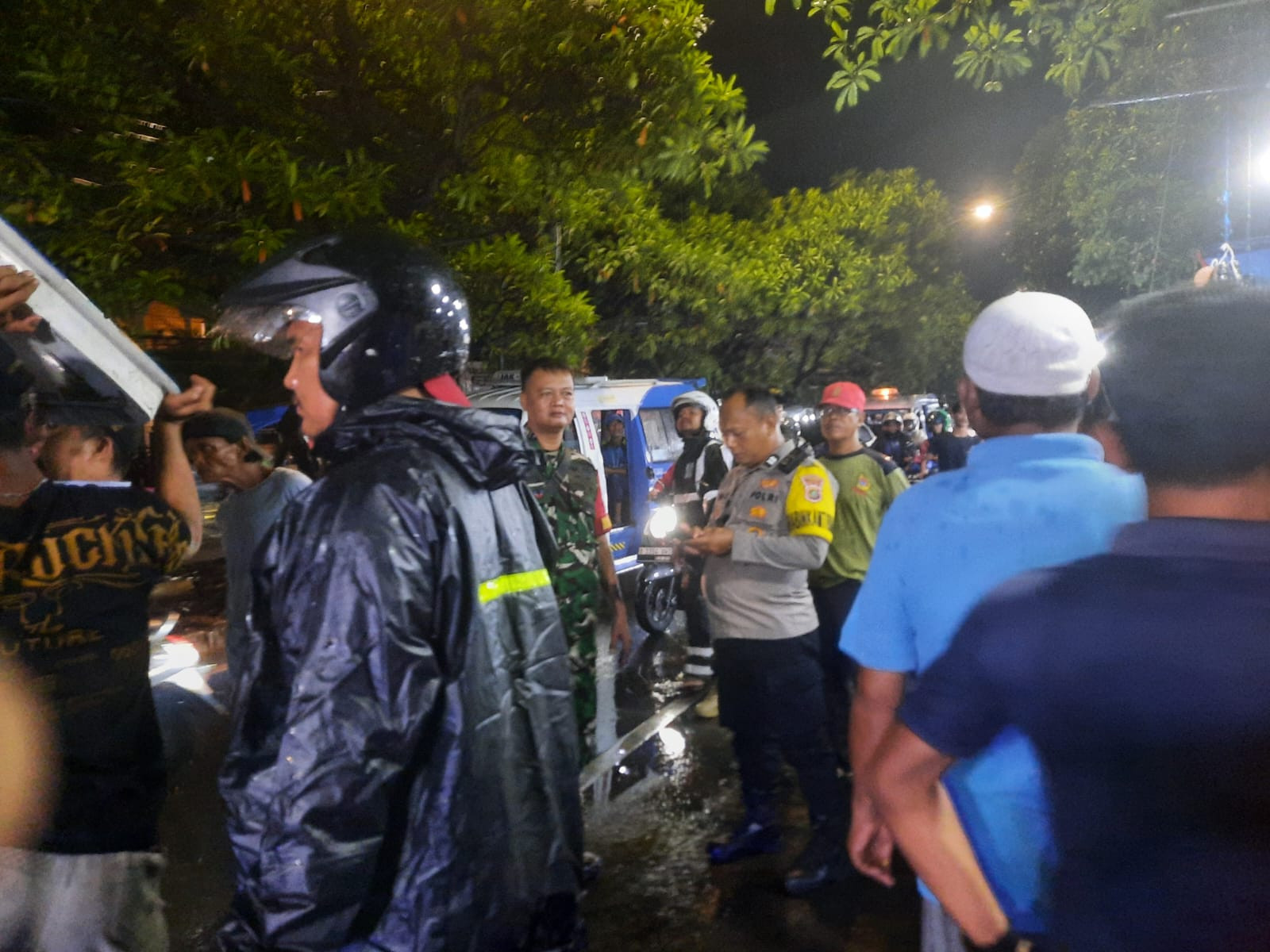 Lansia Tanpa Identitas Ditemukan Tak Sadarkan Diri di Koja, Polisi dan Dinsos Sigap Evakuasi ke RSUD