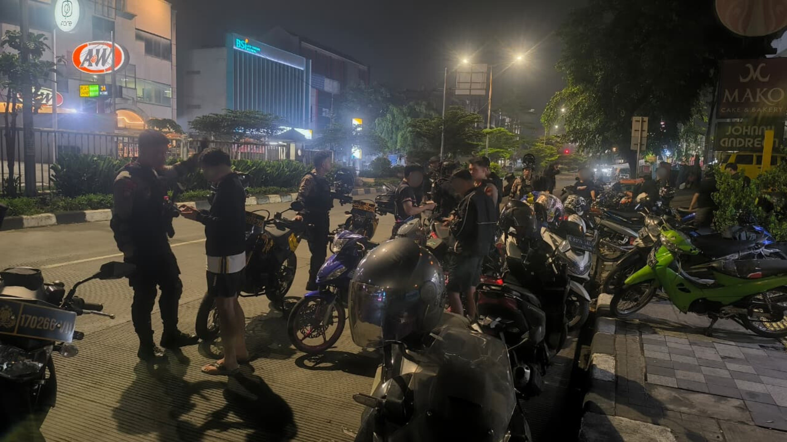 Brimob Polda Metro Jaya Bersama Satgas Anti Tawuran Gagalkan Balap Liar di Jakarta Timur