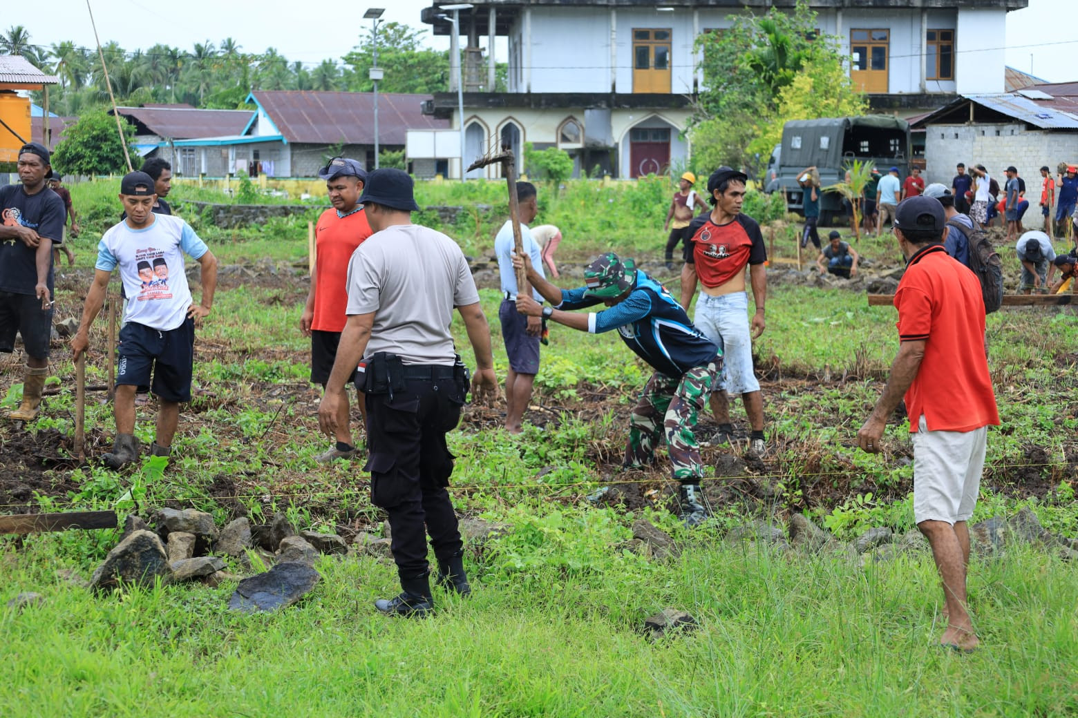 Hari Pertama TMMD Ke-126 Kodim 1505/Tidore, Personel Satgas dan Warga Mulai Kerjakan Sasaran Fisik di Desa Wama