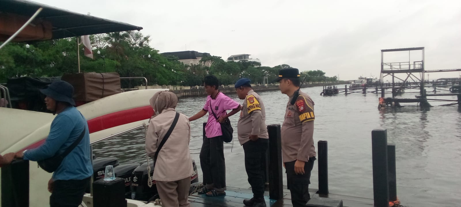 Polres Kepulauan Seribu Amankan Kedatangan Kapal di Marina Ancol, Petugas Bantu Penumpang dan Pastikan Keselamatan