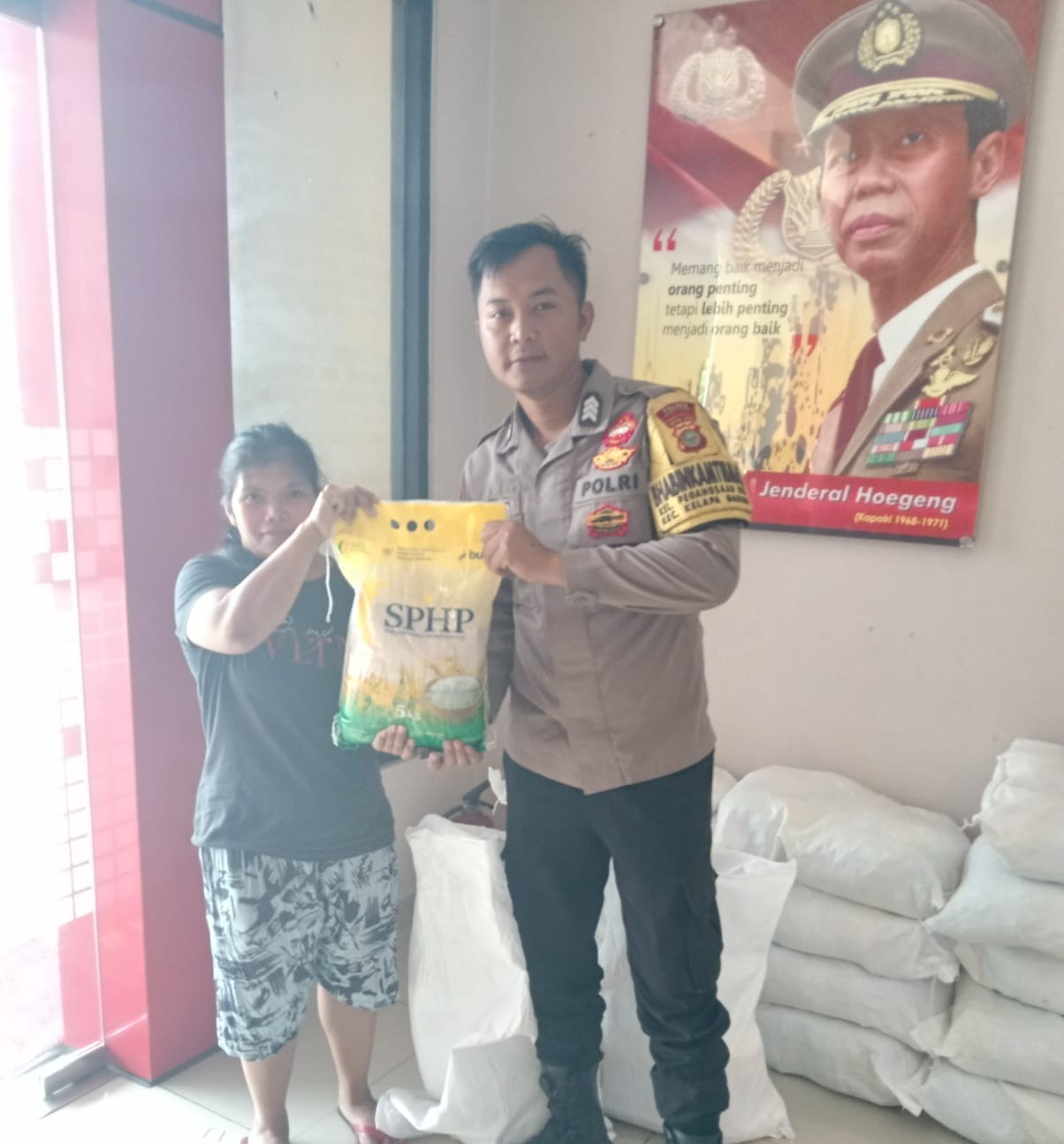 Polsek Kelapa Gading dan Bulog Gelar Gerakan Pangan Murah, Bantu Ringankan Beban Warga