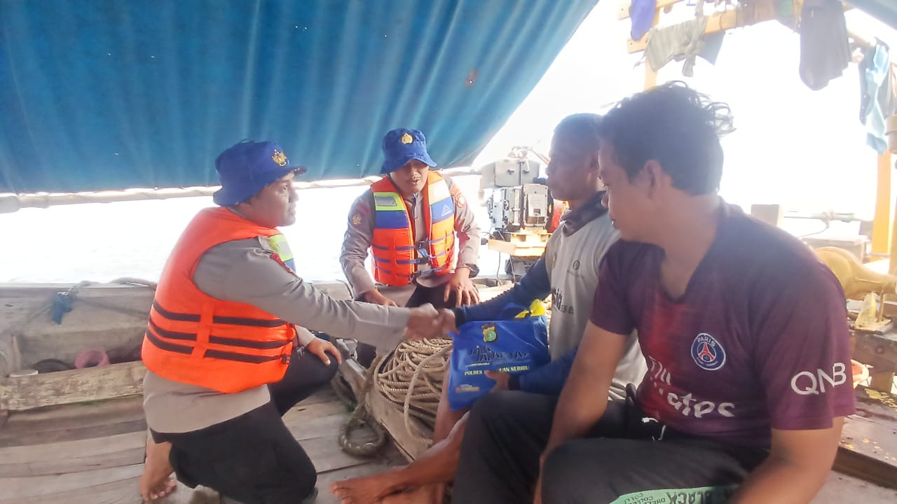 Patroli Satpolairud Polres Kepulauan Seribu Sosialisasikan Keamanan Laut dan Layanan Darurat 110