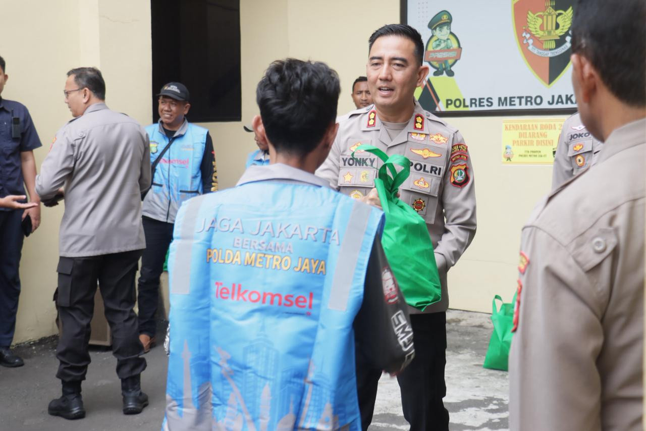 Kapolres Metro Jakarta Utara Gelar Jumat Peduli, Puluhan Paket Sembako Dibagikan untuk Pengemudi Ojol