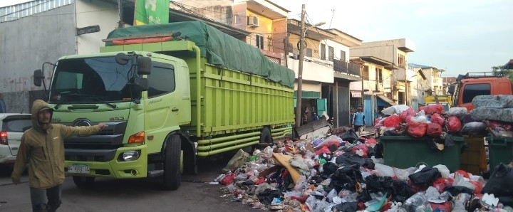 Bau Menyengat dan Sampah Berserakan, TPS Kalibaru Tuai Protes Warga