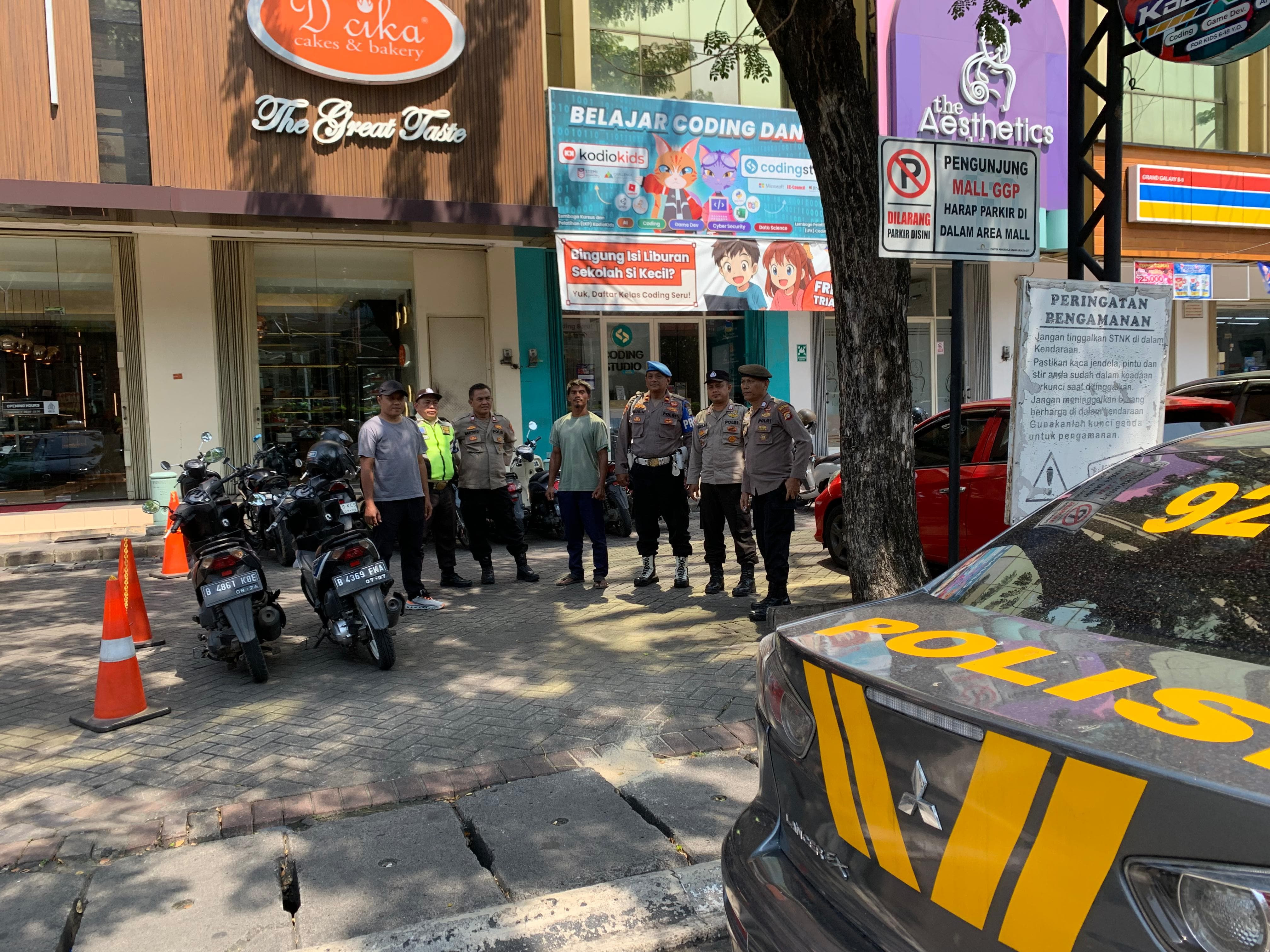 Polsek Bekasi Selatan Gelar Patroli Kamtibmas di Pusat Keramaian