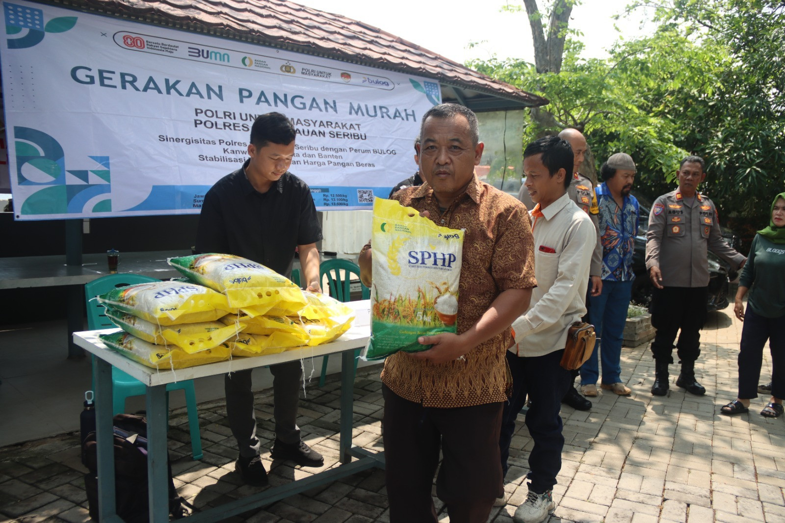 Polres Kepulauan Seribu Gelar Gerakan Pangan Murah, Ratusan Paket Beras Habis Terjual