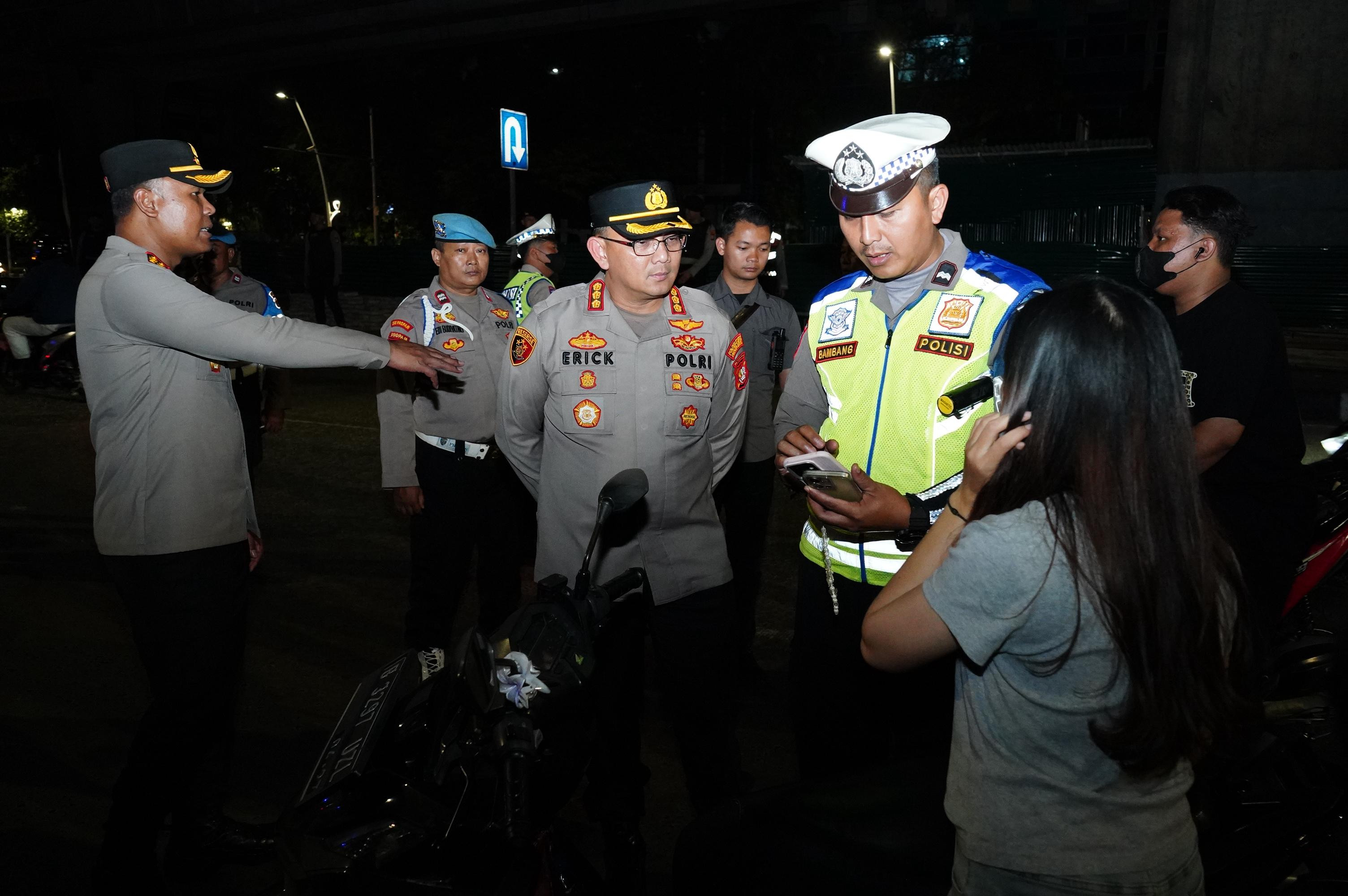 Kapolres Metro Jakarta Utara Pimpin Patroli Cipta Kondisi, Dua Pria Dibekuk Polisi