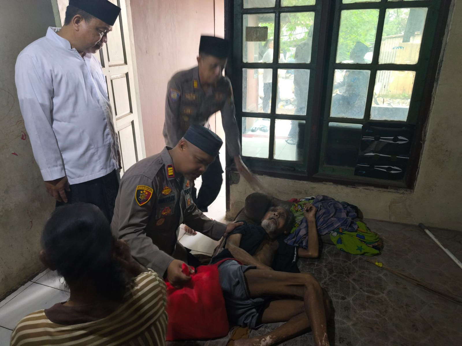 Berbagi dan Empati, Kapolsek Bekasi Barat Kunjungi Warga Sakit Lumpuh