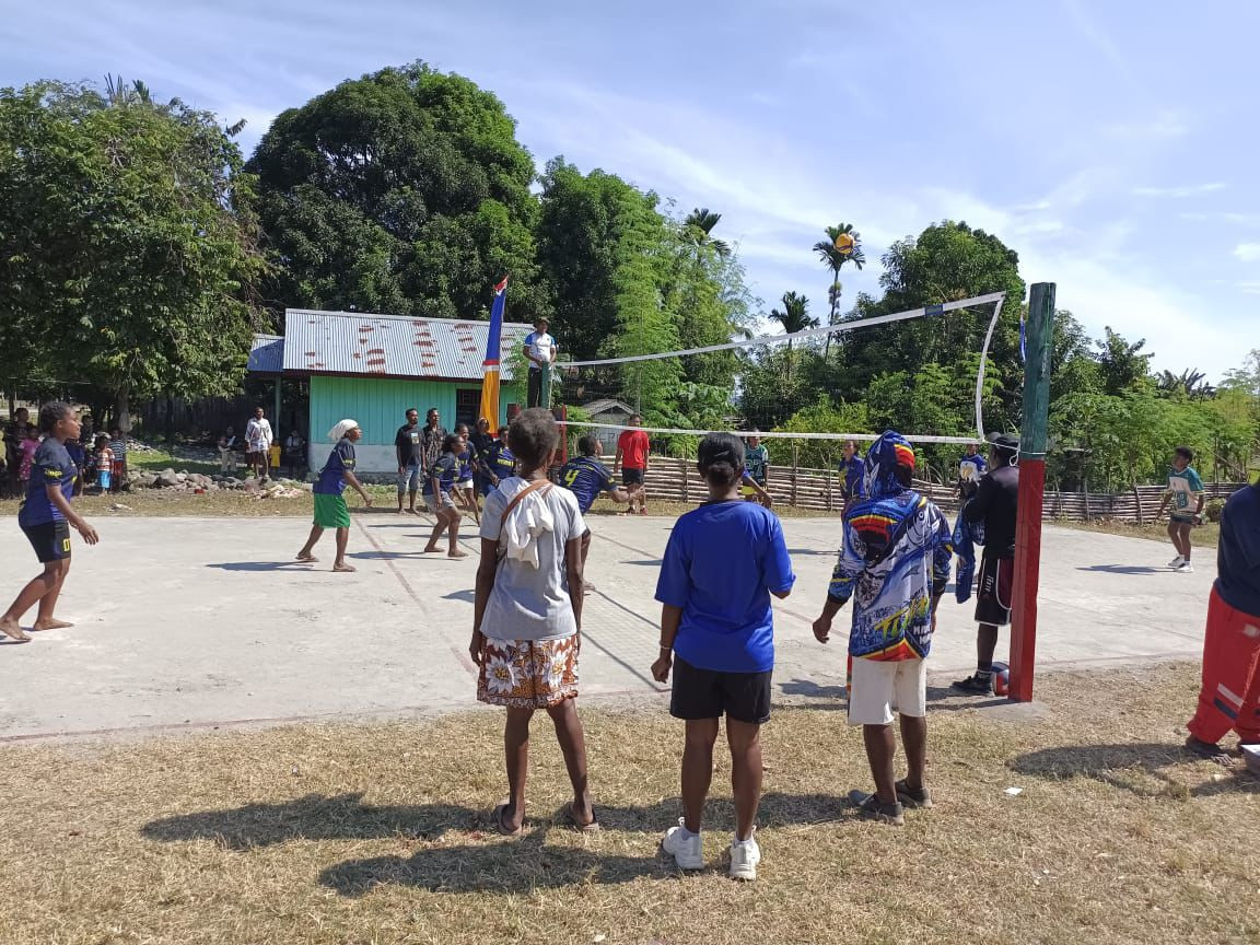 Satgas TMMD 126 dan Warga Saukorem Jalin Keakraban Lewat Olahraga Voli