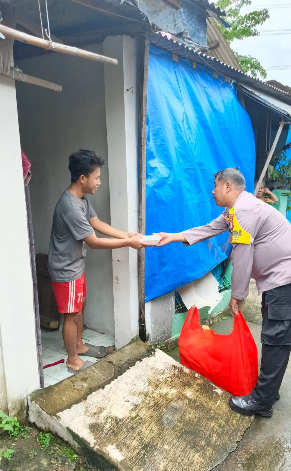 Polsek Rawalumbu Berbagi Nasi untuk Warga Terdampak Banjir di Duren Jaya