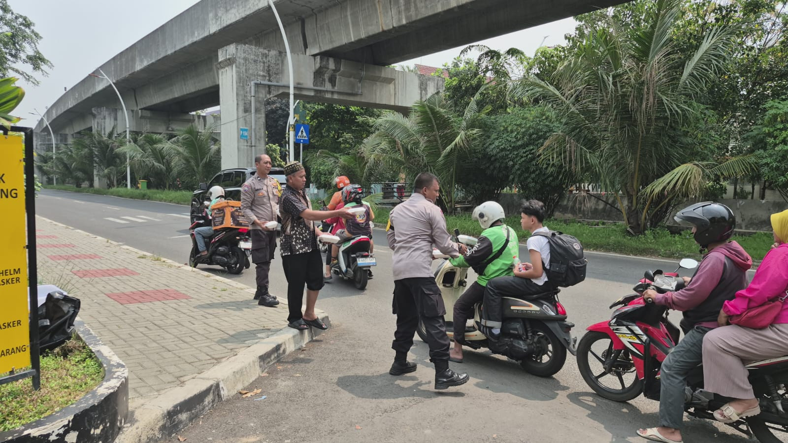 Polsek Kelapa Gading Gelar Jumat Peduli, Bagikan 50 Nasi Kotak untuk Ojol dan Warga
