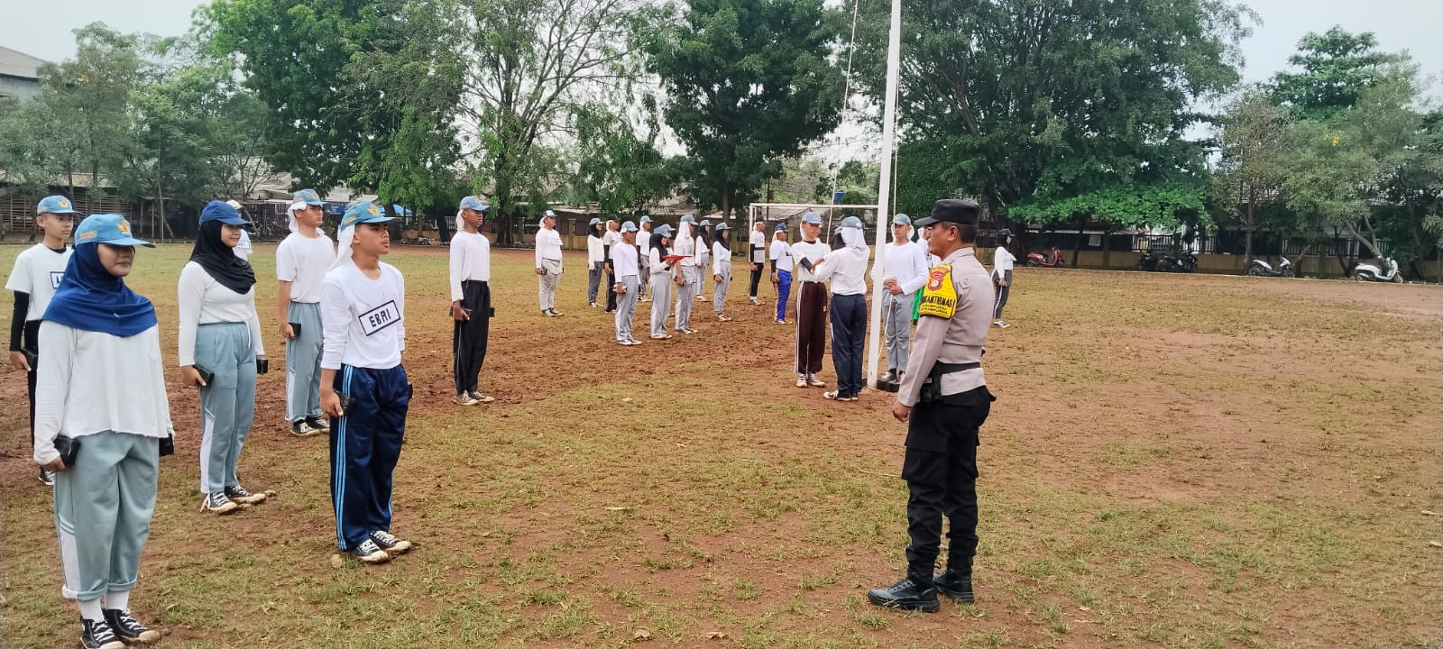 Sinergi TNI-Polri, Bhabinkamtibmas dan Babinsa Jatisampurna Latih Paskibra Sambut HUT RI ke-80