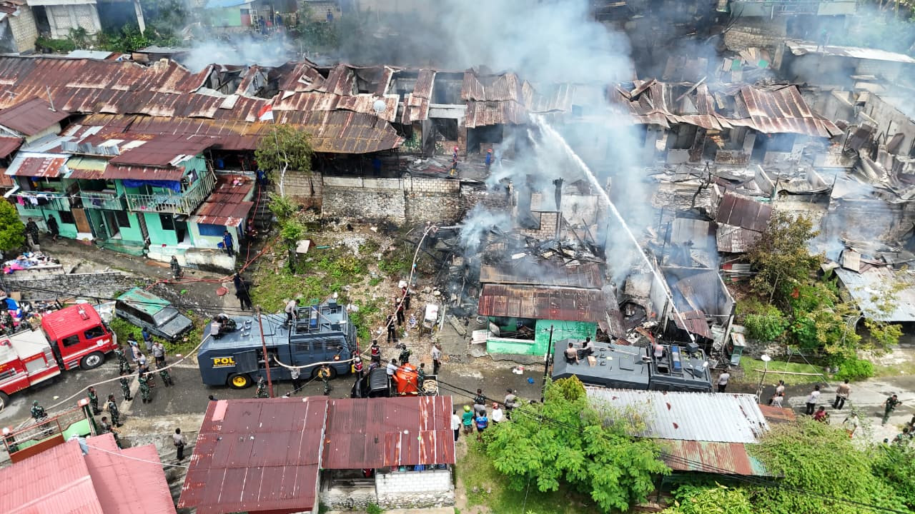 Personel Polri dan TNI Bahu Membahu Padamkan Api di Kompleks Kodam Lama Jayapura