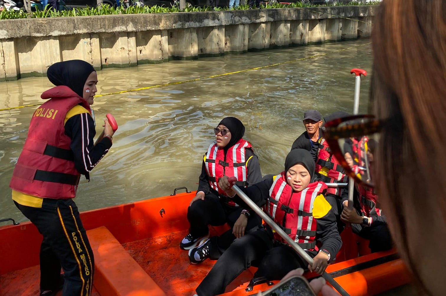Lomba Dayung HUT Polwan Warnai Perayaan Kemerdekaan RI di Polrestro Bekasi Kota