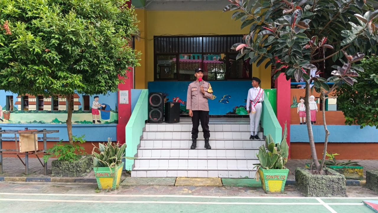 Bhabinkamtibmas Pulau Kelapa Jadi Pembina Upacara di SDN 02 Pagi, Tanamkan Nilai Kejujuran dan Disiplin kepada Siswa