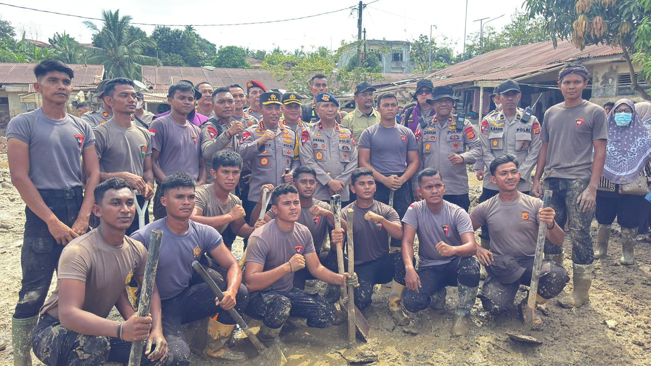 Kapolri Tinjau Aceh Tamiang, Targetkan Sekolah Bisa Segera Beroperasi