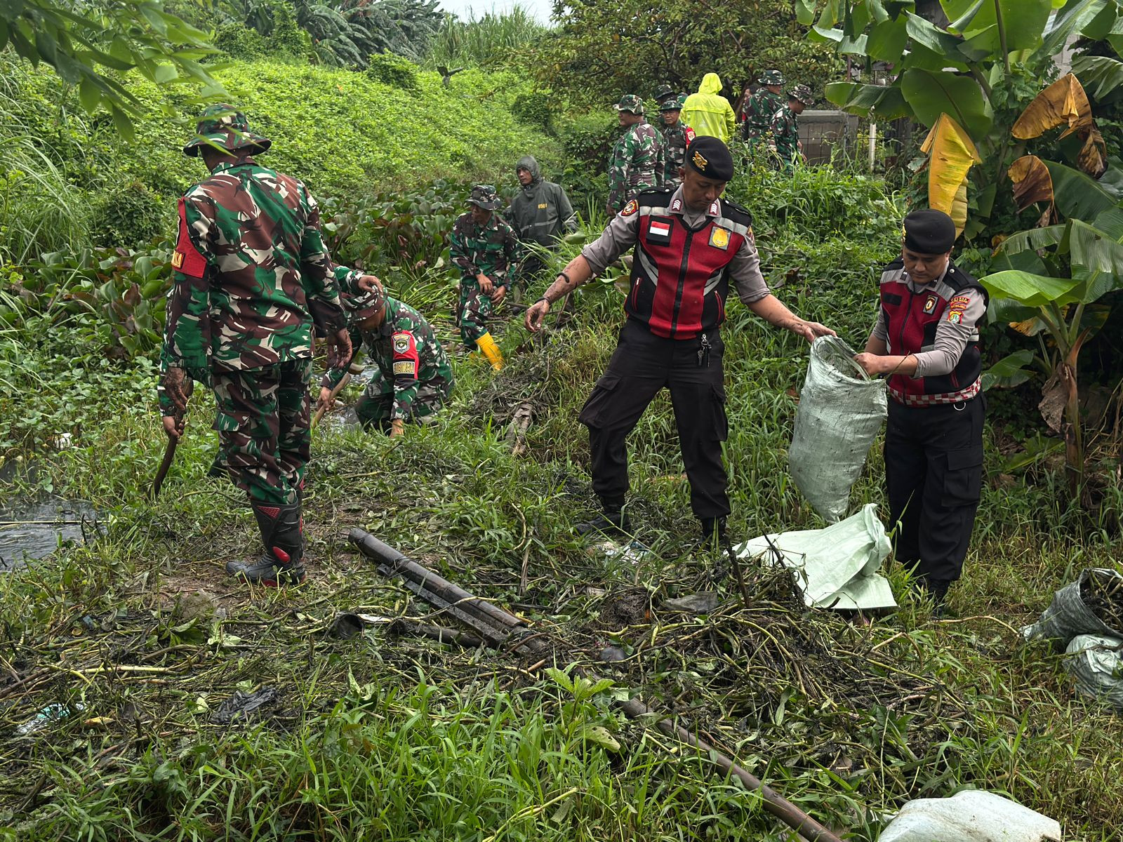 TNI-Polri Bersama Warga, Kerja Bakti Serentak di 17 Kecamatan Bekasi