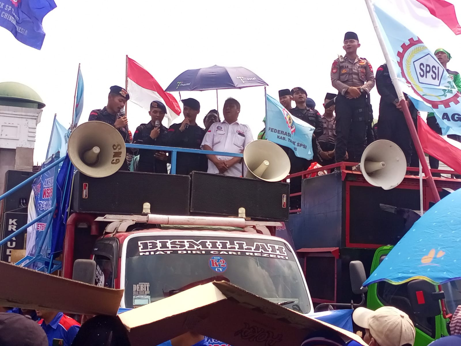 Sholawat: Buruh dan Polisi Gelar Doa Bersama di Tengah Penyampaian Pendapat