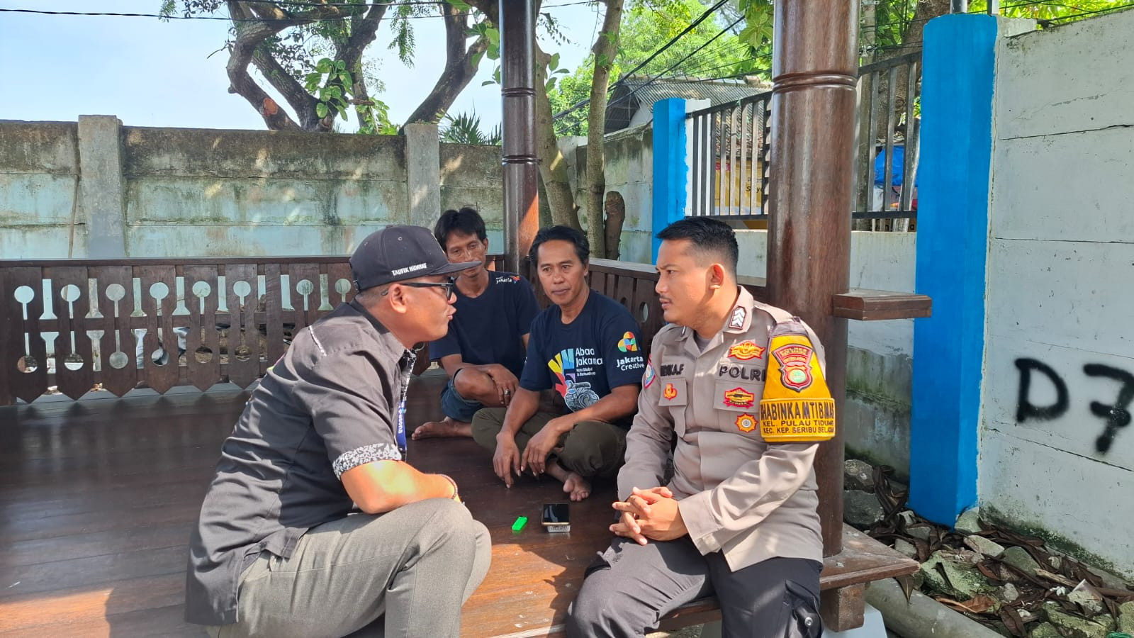 Bhabinkamtibmas Pulau Tidung Sambang Warga, Sosialisasikan Layanan Polri 110 dan Himbau Cegah Paham Radikal