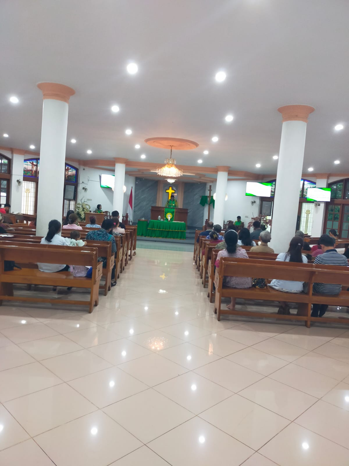 Pastikan Ibadah Berjalan Aman, Polisi dan Linmas Siaga di Gereja GPIB Nehemia