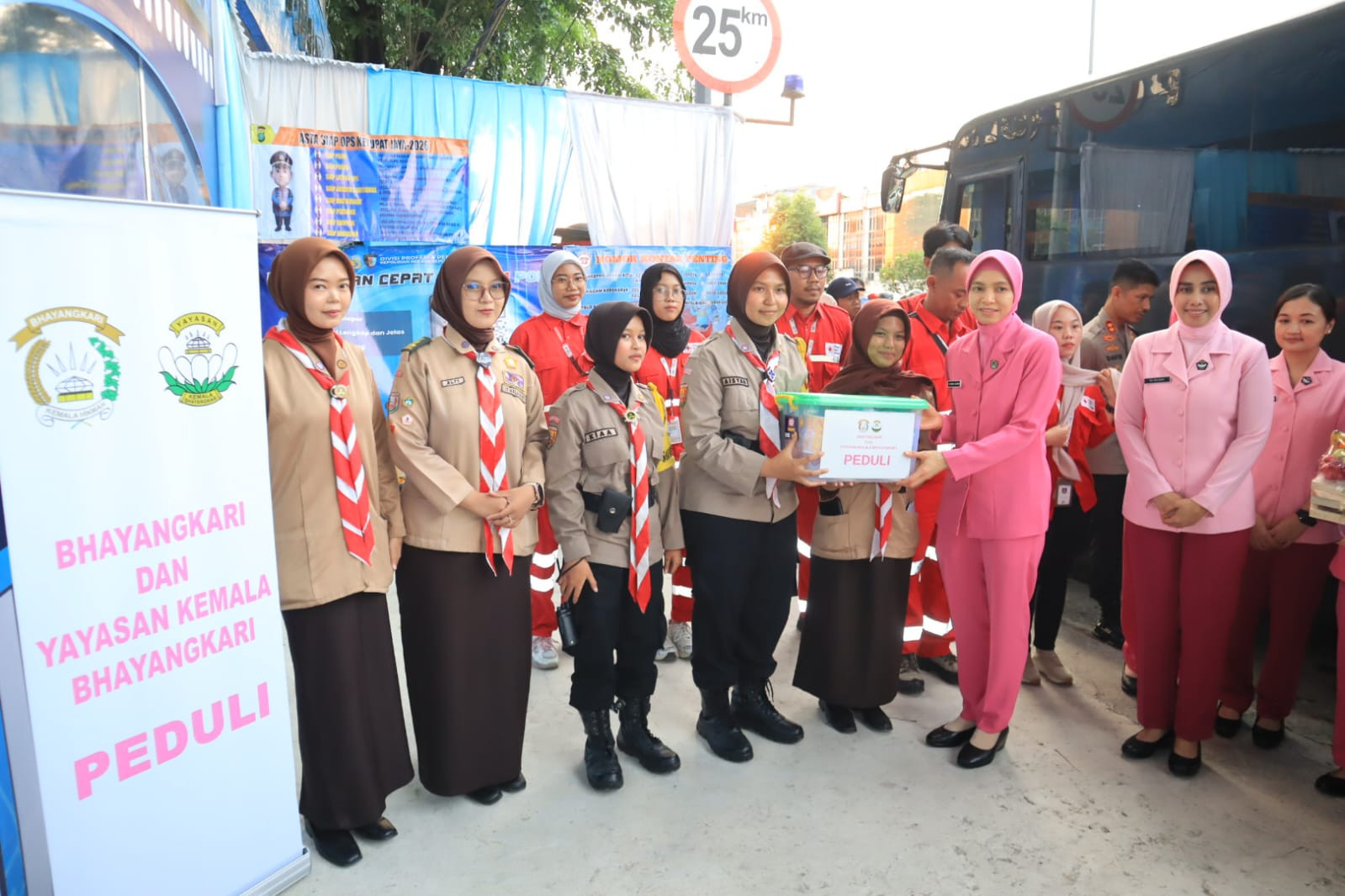 Beri Dukungan Moral, Kapolres Metro Bekasi Kota dan Bhayangkari Sambangi Pos Yan Mudik