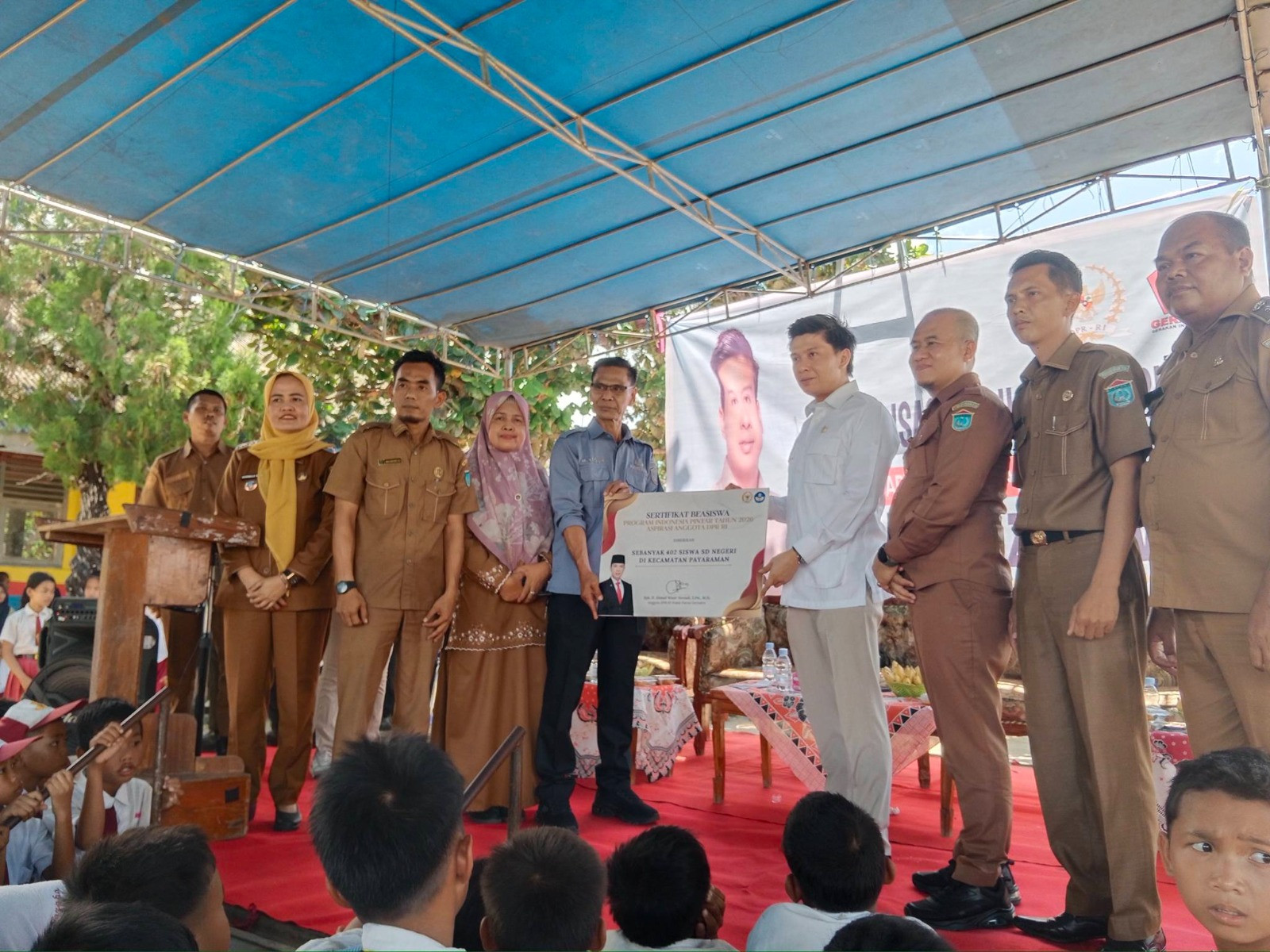 Legislator Partai Gerindra Serahkan Program Indonesia Pintar kepada Siswa di Ogan ILir