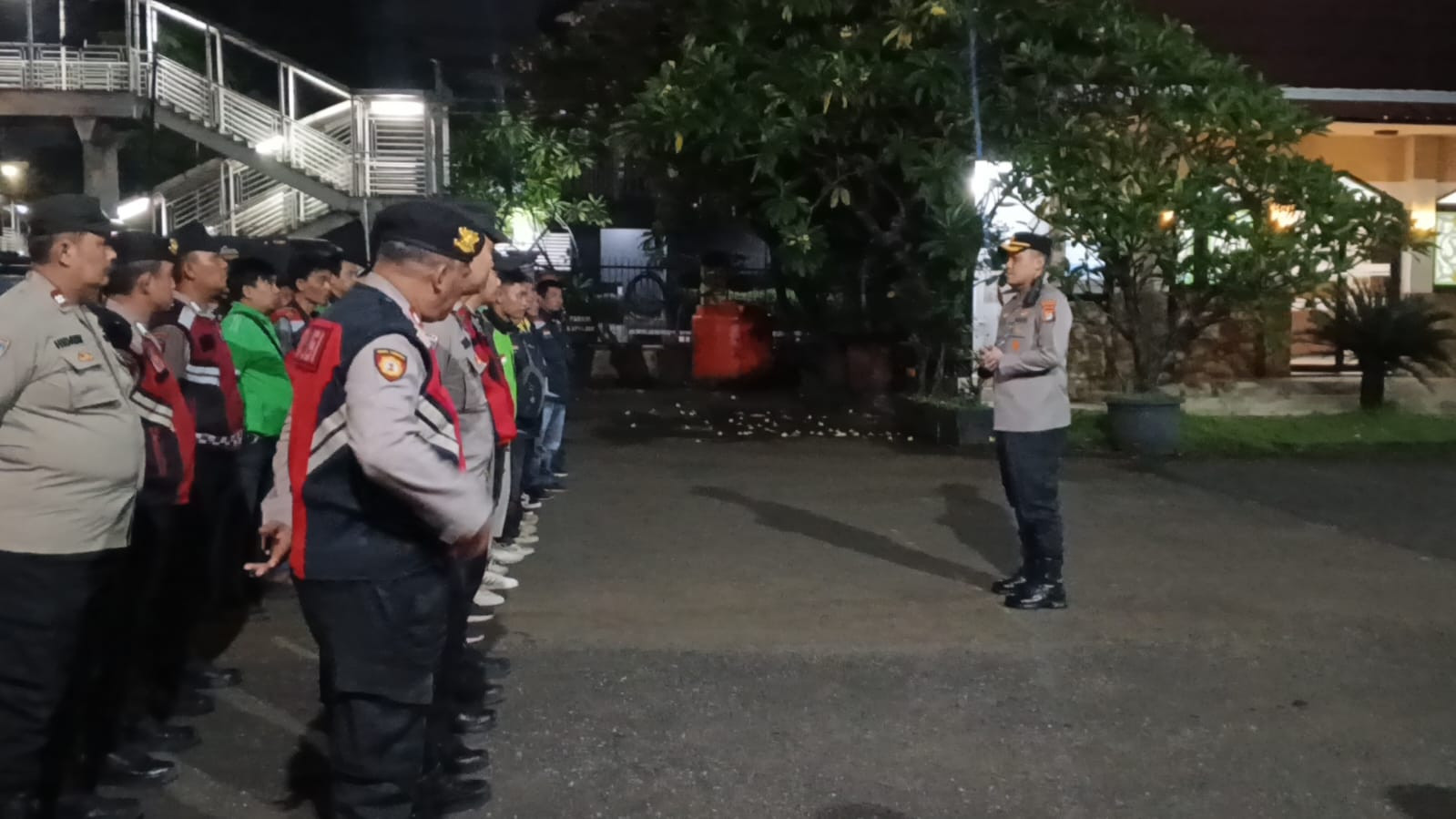 Jaga Jakarta, Jaga Lingkungan: Polsek Metro Penjaringan dan Potmas Ojol Gelar Apel Bersama dan KRYD Jaga Kamtibmas