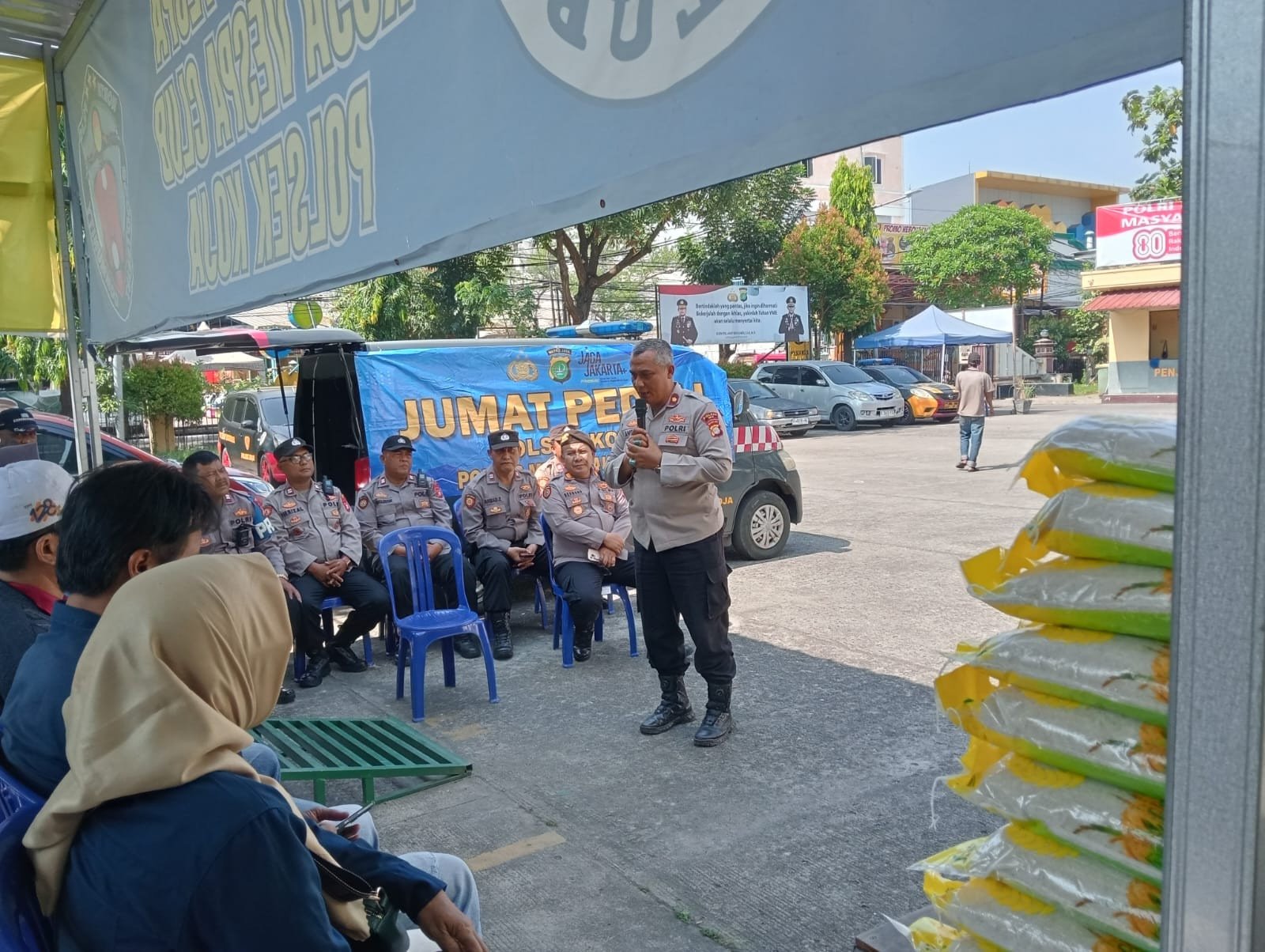 Polsek Koja Gelar Jumat Peduli, Bagikan Sembako Untuk FKDM Kecamatan Koja