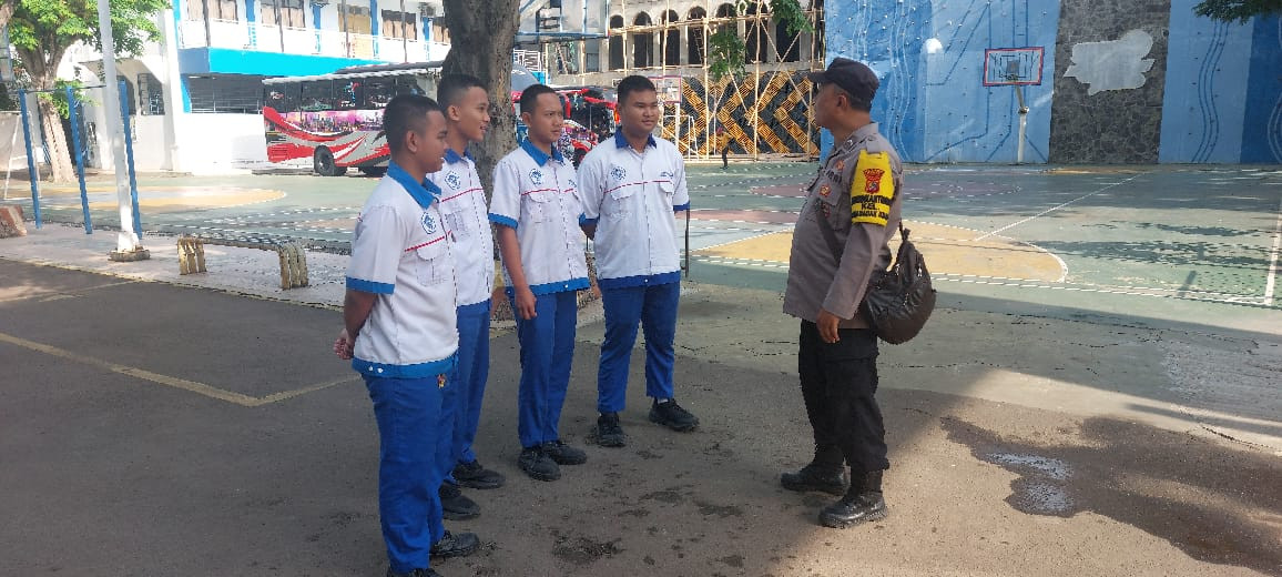 Jaga Jakarta, Bhabinkamtibmas Polsek Koja Beri Penyuluhan ke Pelajar SMK Cikini agar Tak Terprovokasi Unjuk Rasa