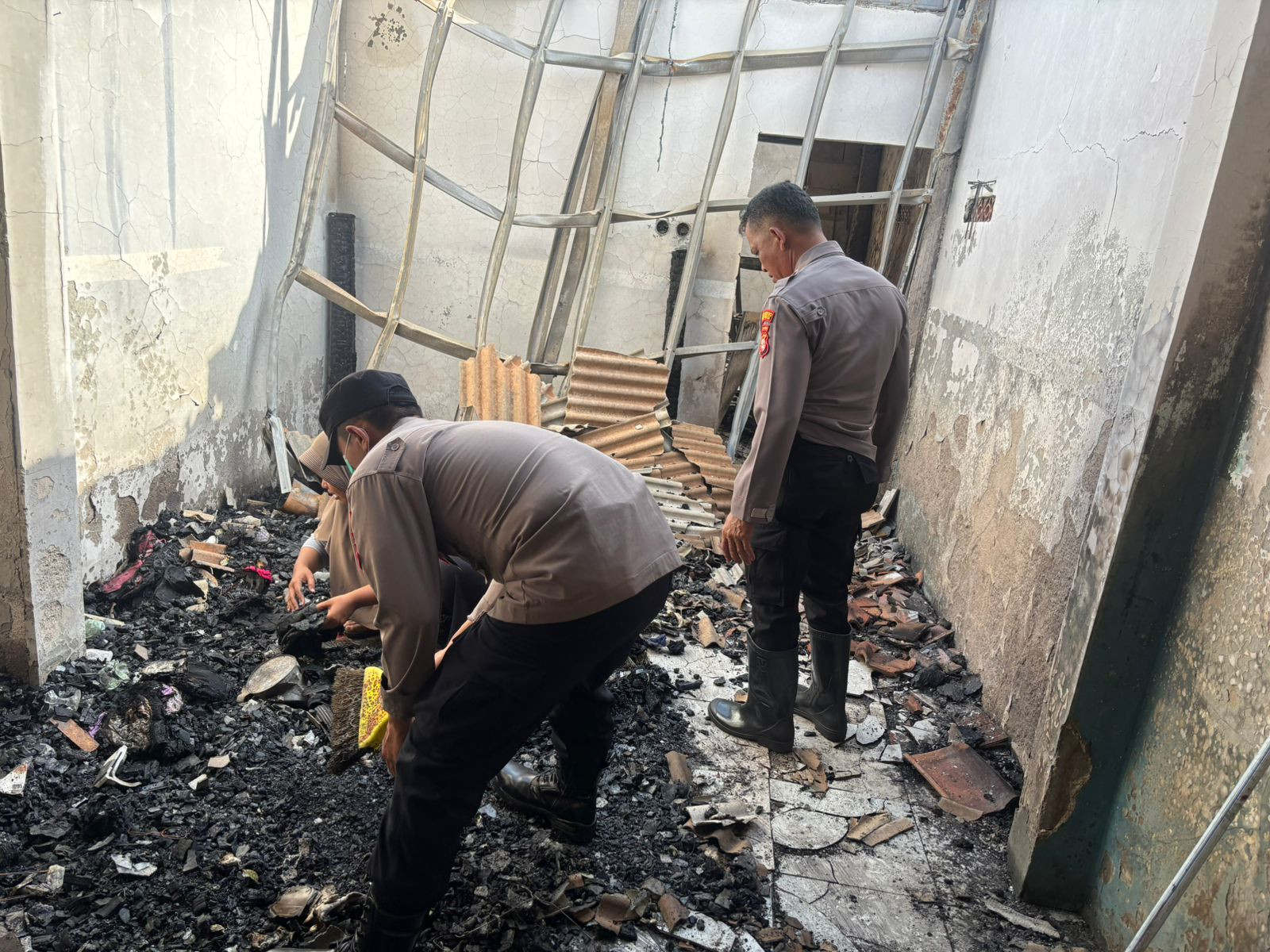 Polres Metro Bekasi Kota Bersama Masyarakat Bersihkan Dampak Ledakan SPBE Cimuning