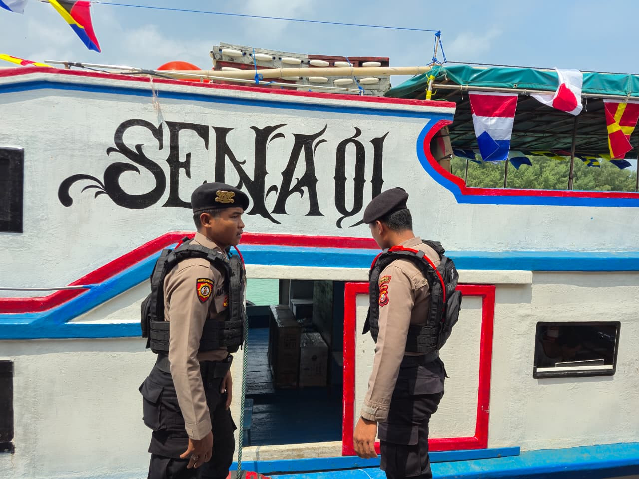 Polisi Humanis Bantu Penumpang Turun dari Kapal, Cegah Peredaran Sajam, Narkoba, dan Miras di Dermaga Kepulauan Seribu Utara