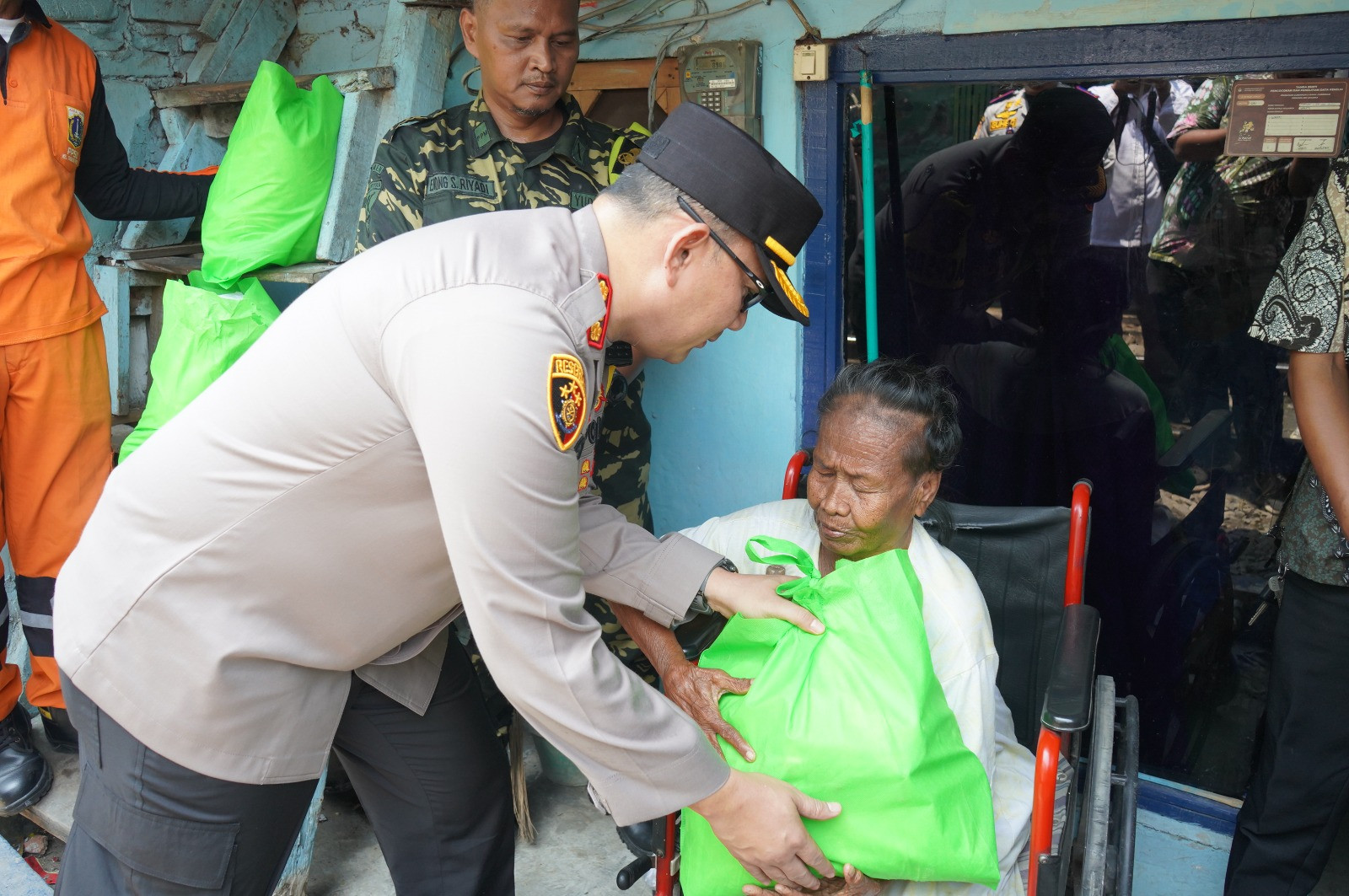 Serbuan Teritorial Kodim 0502/JU, TNI-Polri dan Pemkot Bersihkan Terminal Tanjung Priok Serta Bagikan 140 Paket Sembako