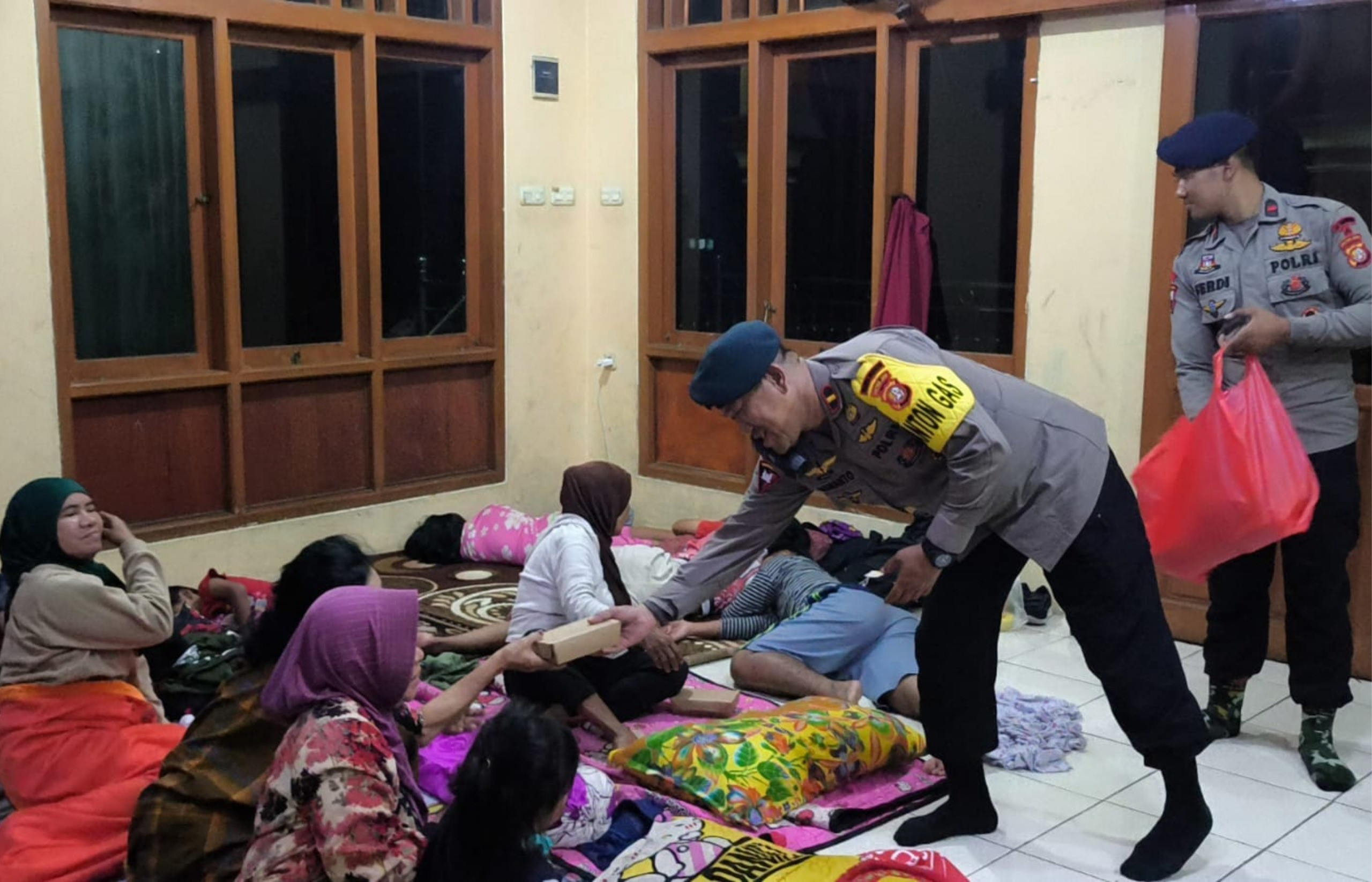 Brimob Polda Metro Jaya Dirikan Dapur Lapangan untuk Bantu Warga Terdampak Banjir di Jakarta Utara