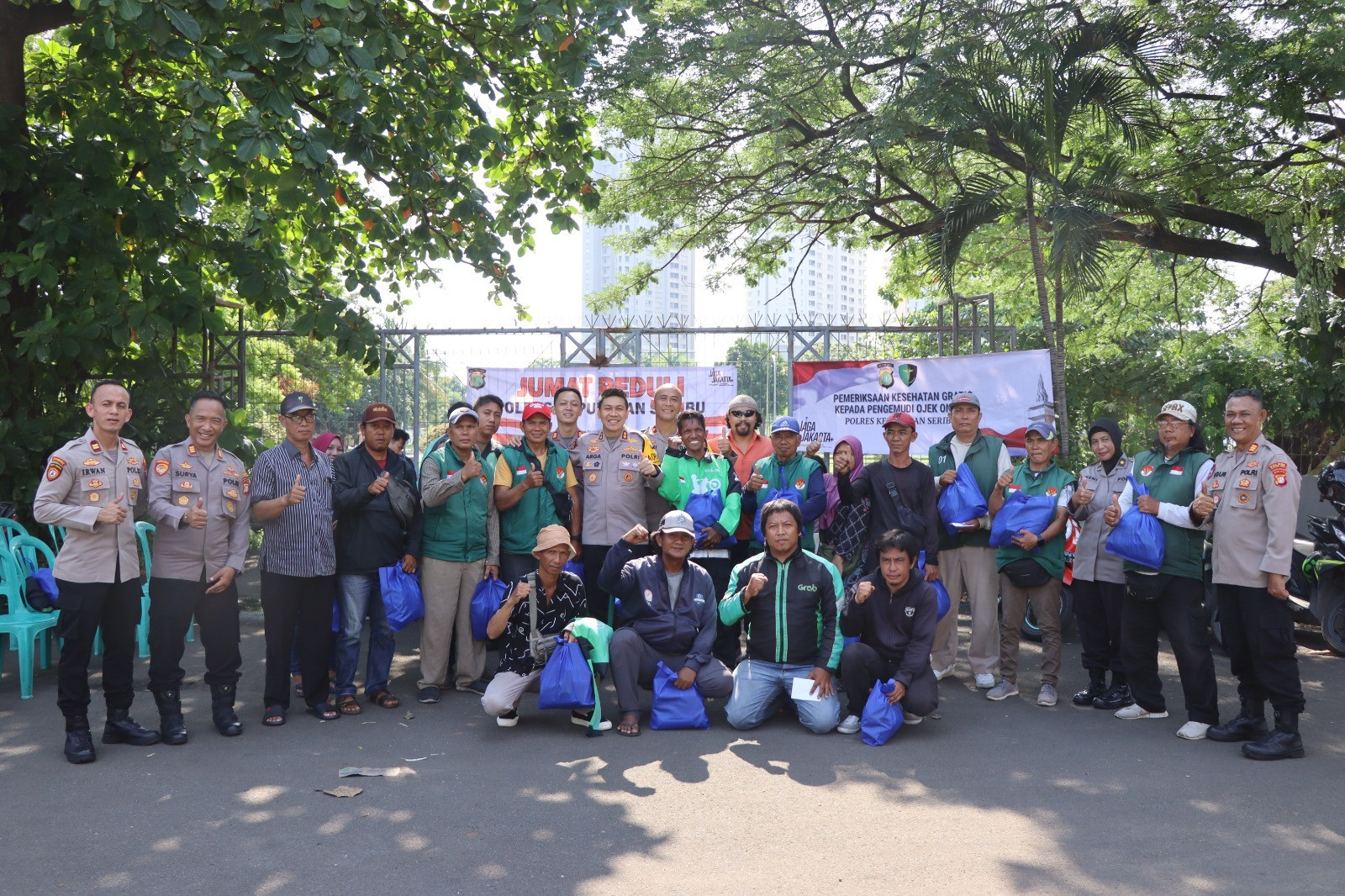 Jumat Peduli, Polres Kepulauan Seribu Bagi Sembako dan Cek Kesehatan Gratis untuk Ojol di Ancol