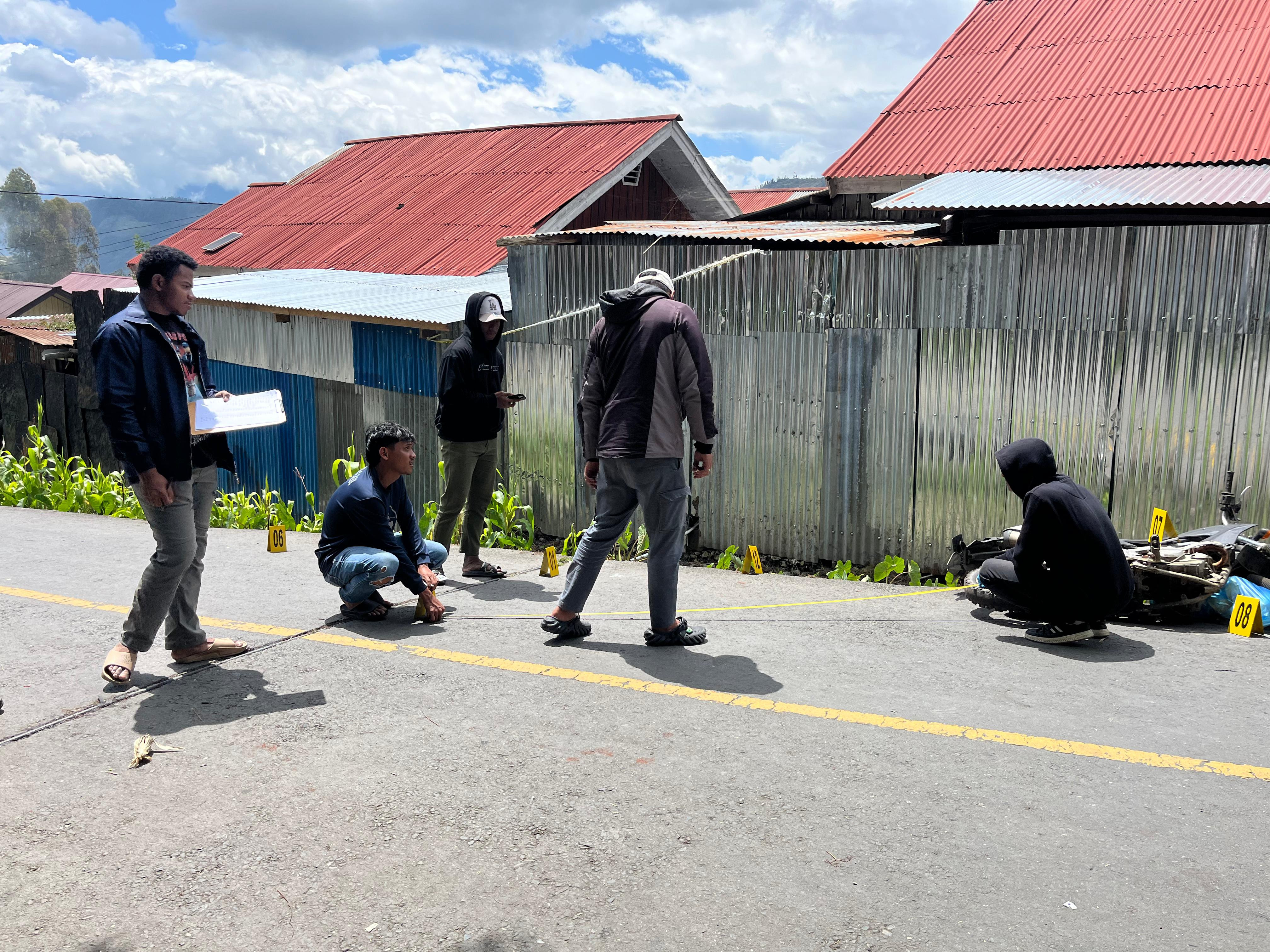 Satgas Ops Damai Cartenz Bersama Polres Puncak Jaya Gelar olah TKP Penembakan Brigpol Ronal M. Enok di Kampung Lima-Lima
