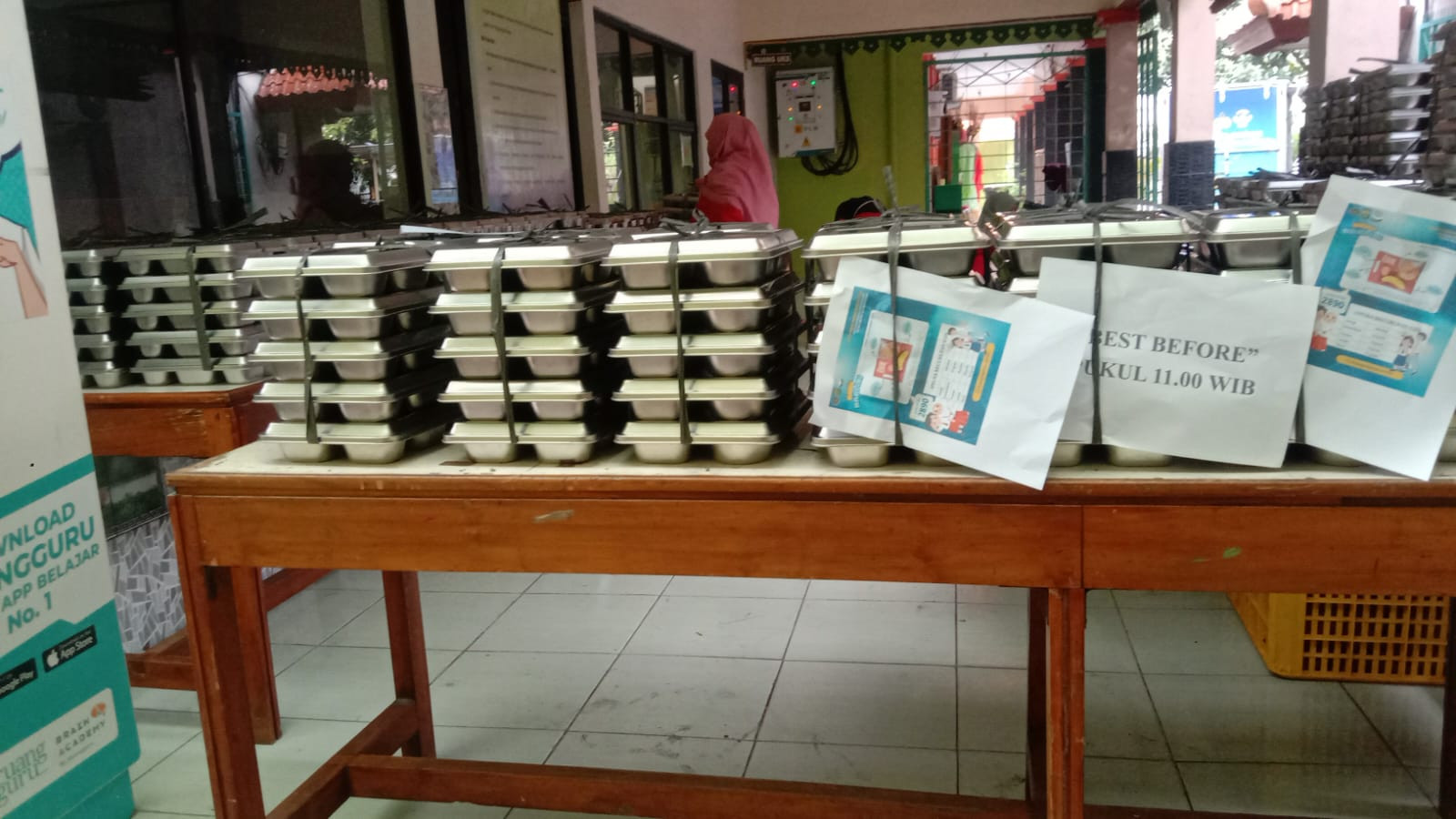 Polsek Kelapa Gading Kawal Distribusi Makanan Bergizi SPPG Polri untuk Siswa SMA Negeri 72 Jakarta Berjalan Tertib