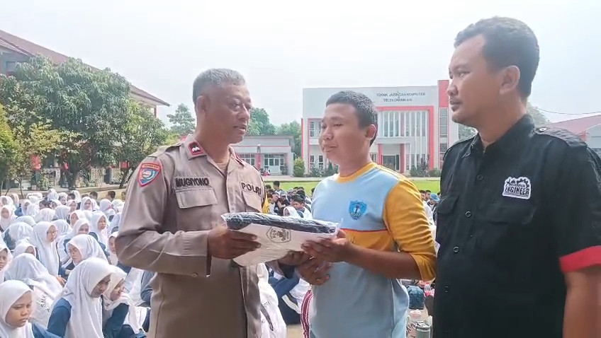 Bhabinkamtibmas Padurenan Tunjukkan Kepedulian, Belikan Seragam Olahraga untuk Siswa Kurang Mampu di SMKN 15 Kota Bekasi