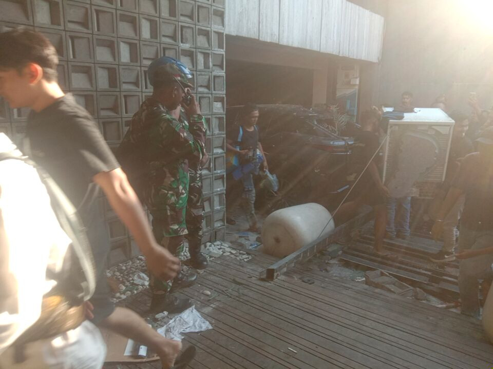 Ricuh di Jakarta Utara, Rumah Legislator Ahmad Sahroni Digeruduk Massa