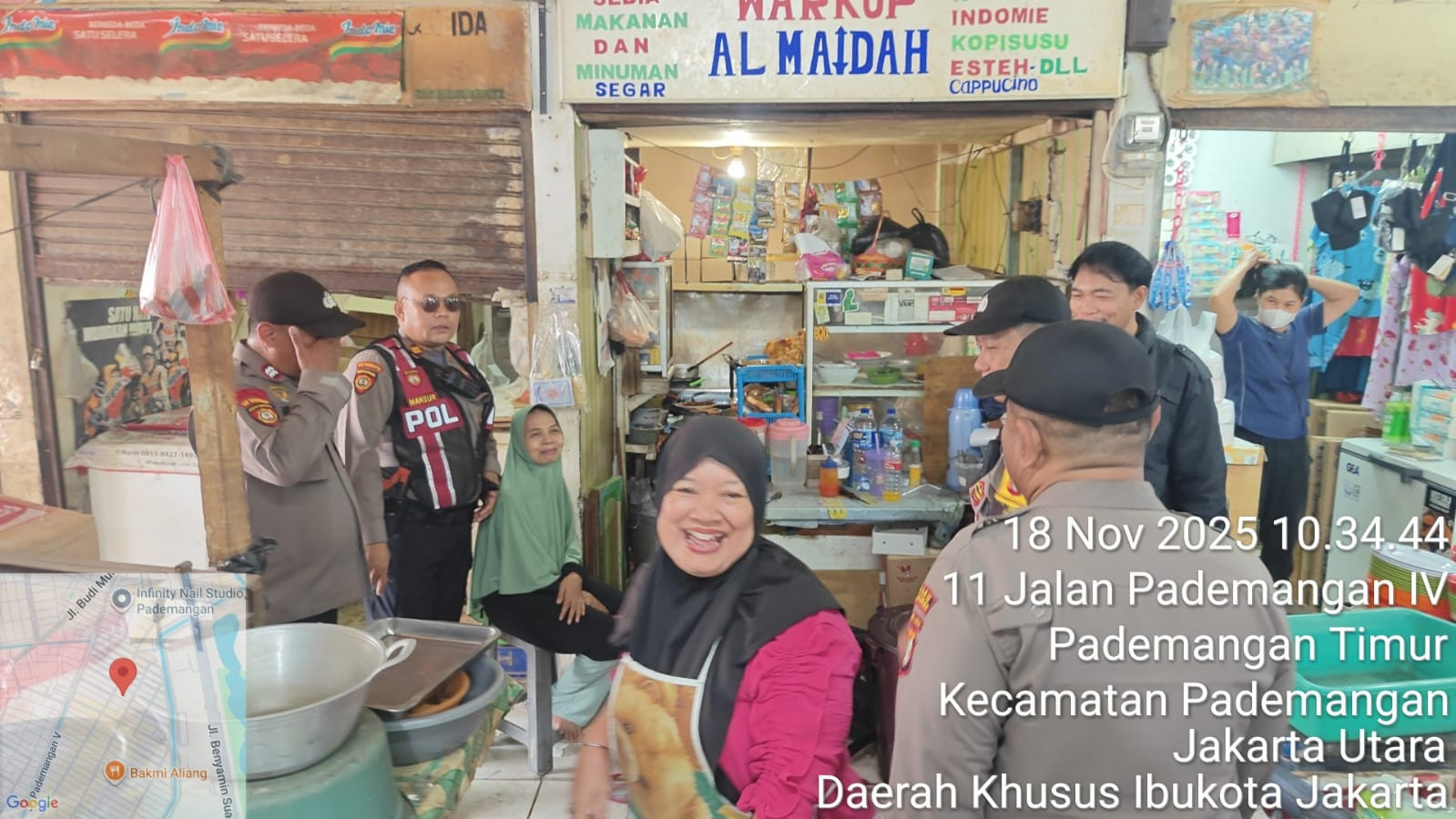 Polsek Pademangan Gelar Patroli Jalan Kaki di Pasar Elang untuk Perkuat Keamanan Lingkungan