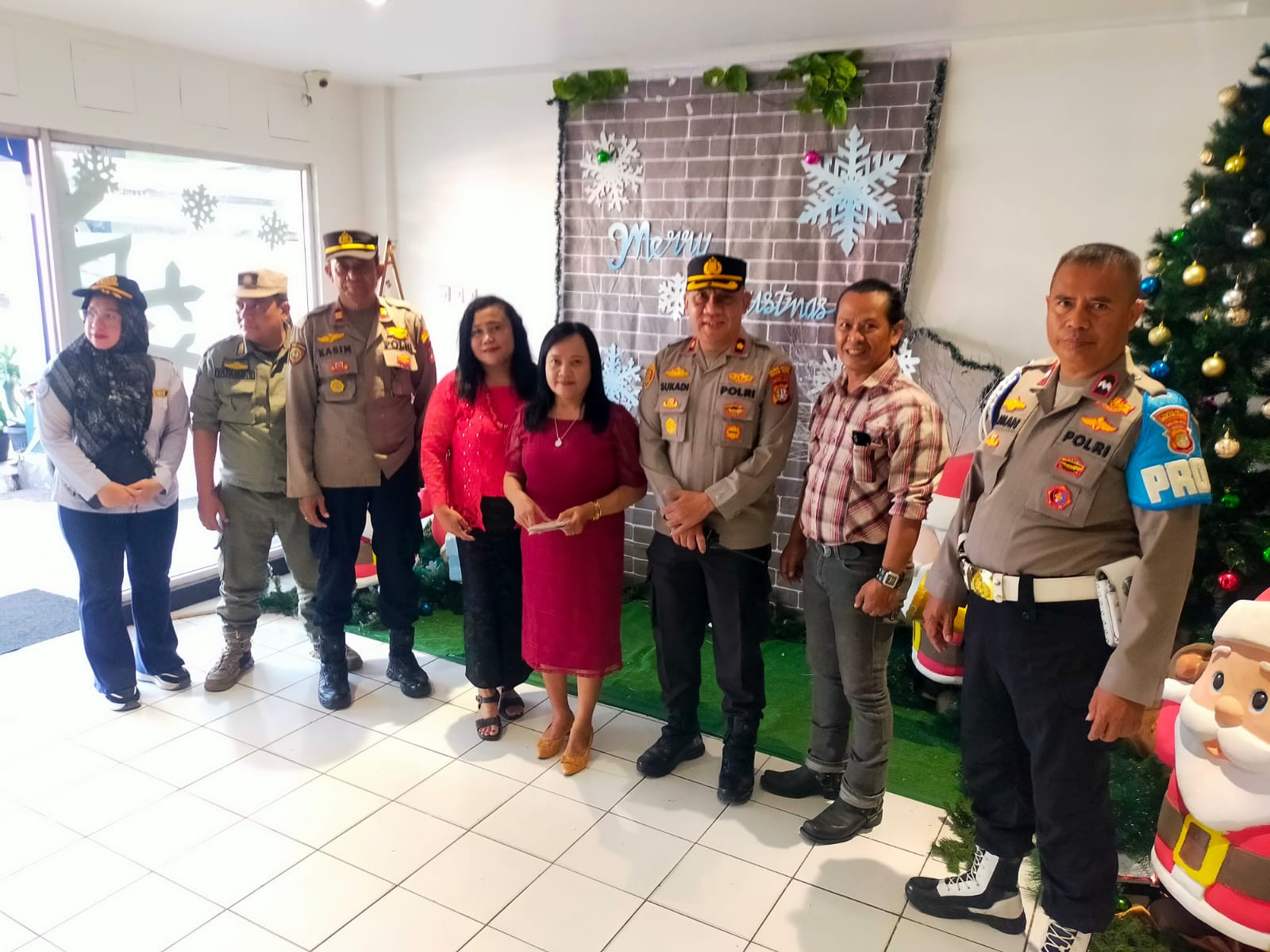 Polsek Bekasi Barat Lakukan Pengamanan Misa Natal 2025