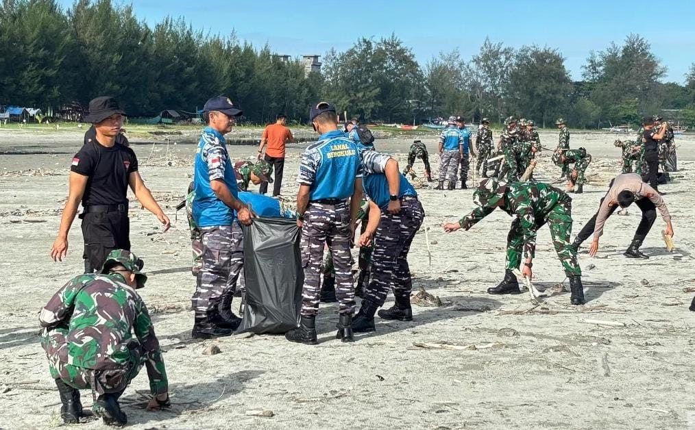 Prajurit Lanal Bengkulu Ikuti Karya Bakti Pembersihan Pantai Zakat, Semarakkan HUT Ke-80 TNI Tahun 2025