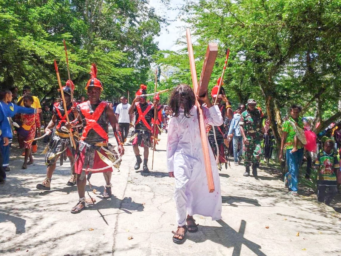 Pengamanan Humanis Babinsa Mapurujaya di Prosesi Ibadah dan Jalan Salib