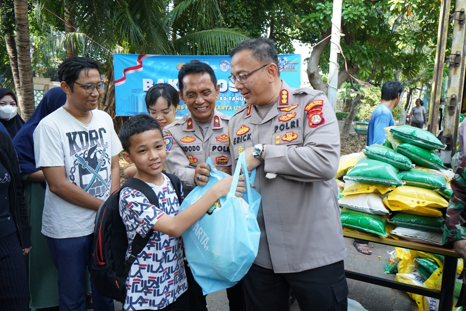 Sambut Hari Bhayangkara ke-80, Polres Metro Jakarta Utara Salurkan 1.000 Paket Sembako di Koja