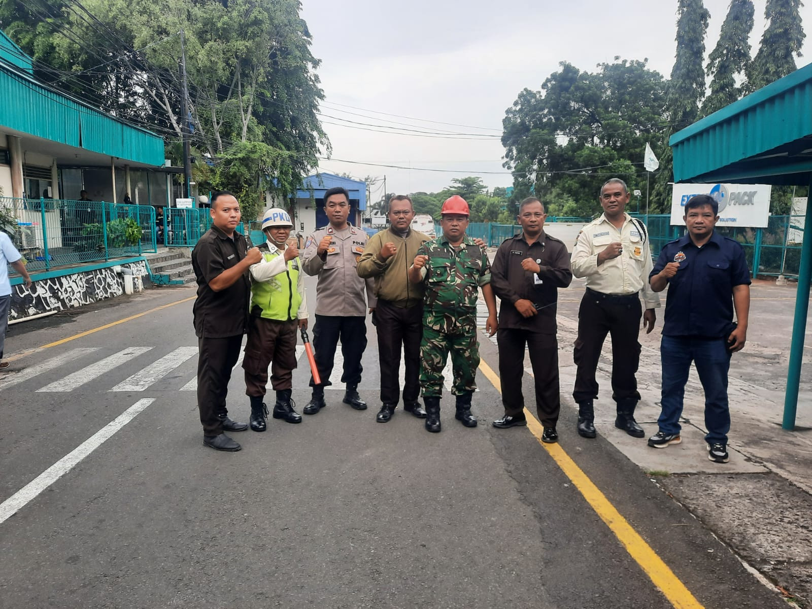 Bhabinkamtibmas Kotabaru Polsek Bekasi Barat Sambangi Kawasan Industri Rawapasung Berikan Edukasi Kepada Para Pekerja