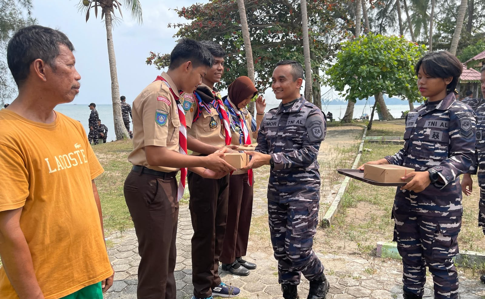 Sambut HUT Ke-81 TNI Angkatan Laut, Lanal Bintan Laksanakan Bersih Pantai